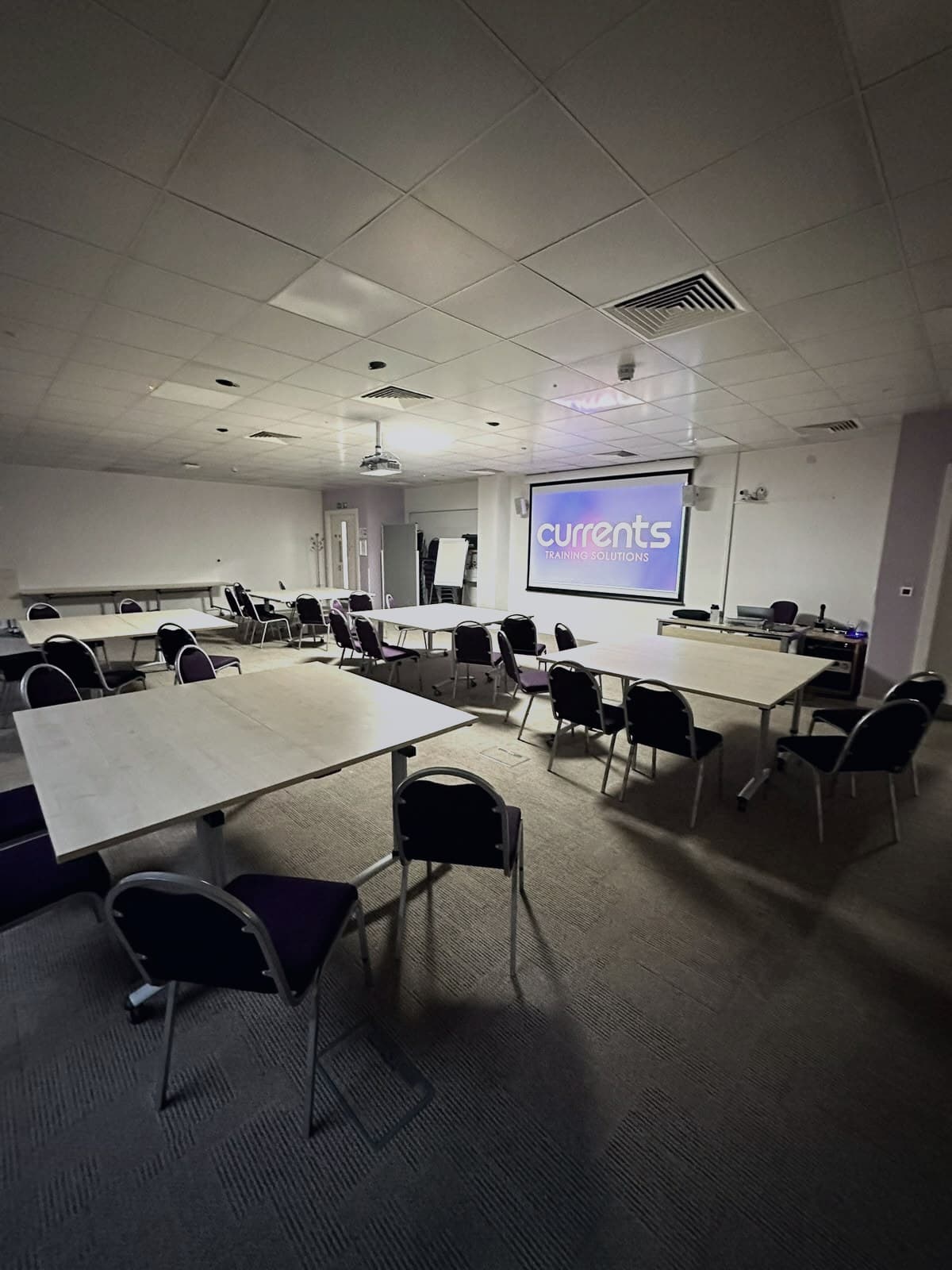 currents-training-room-screen