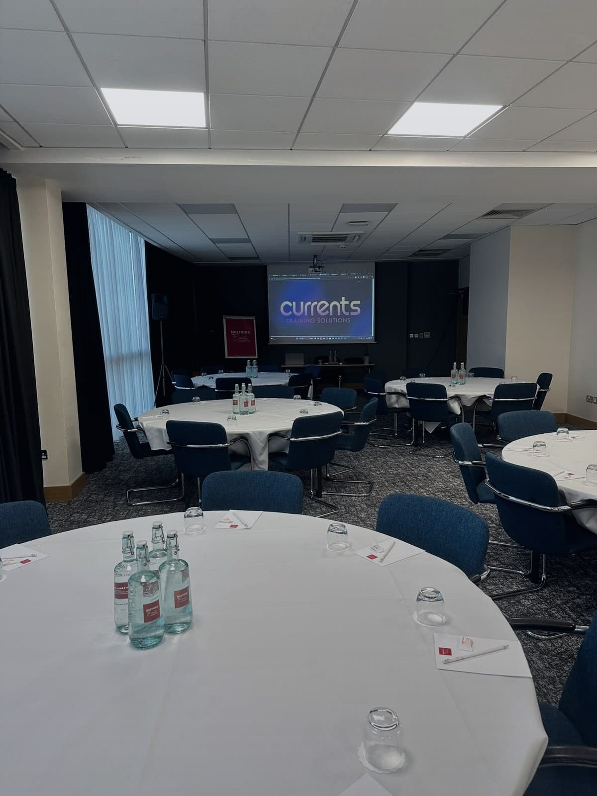 currents-training-room-tables